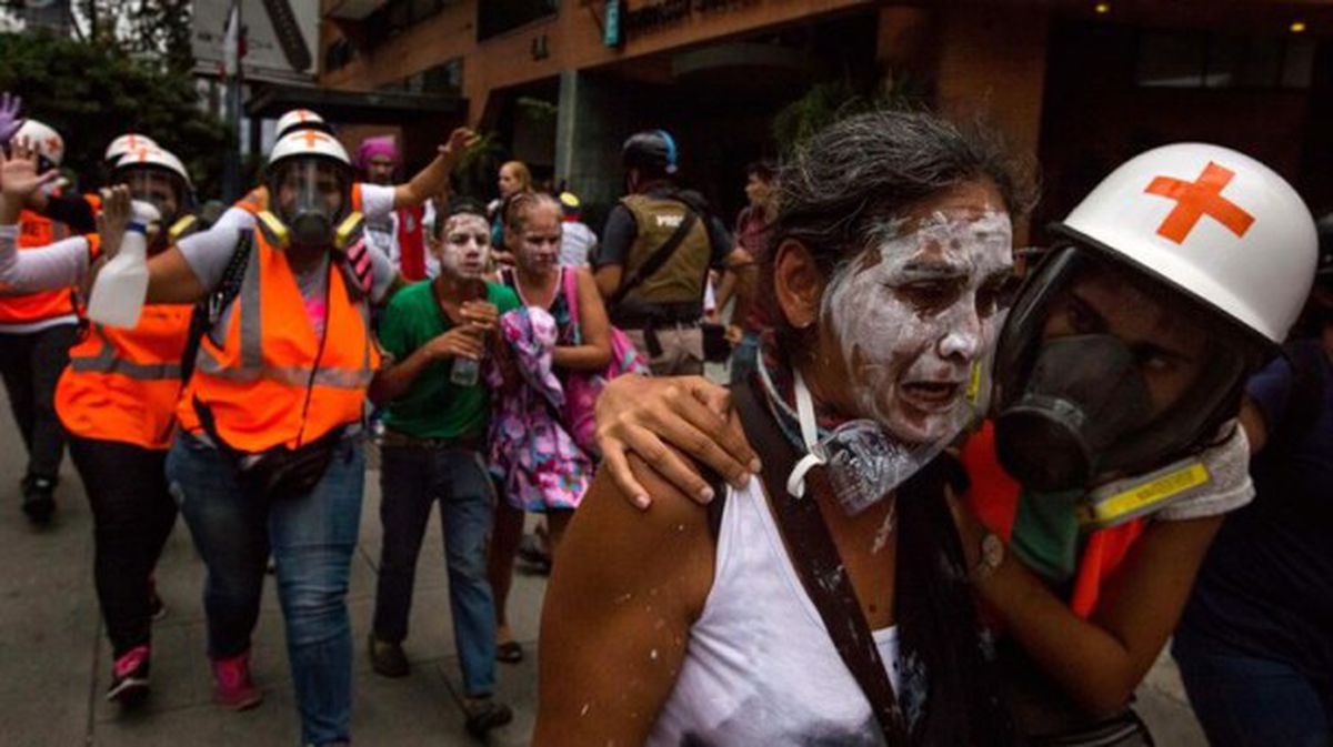 Sanitarios atienden a varios manifestantes que participaban en una protesta contra el Gobierno de Maduro. Foto: EFE