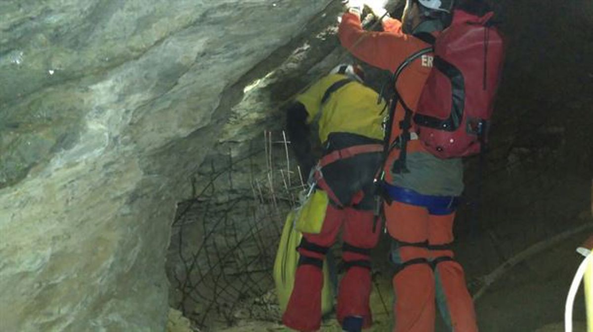 Los servicios de emergenecia trabajando en la cueva de Galdames. Foto: SOS Deiak