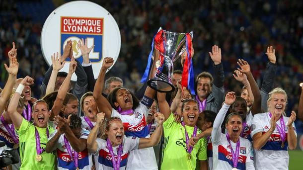 Las jugadoras del Olympique de Lyon posan con la Copa. Foto: Efe.
