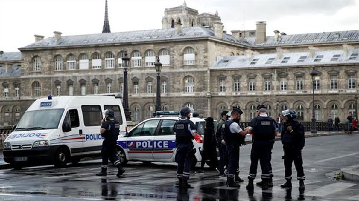 Gizonezko batek mailu batekin eraso dio polizia bati Parisen