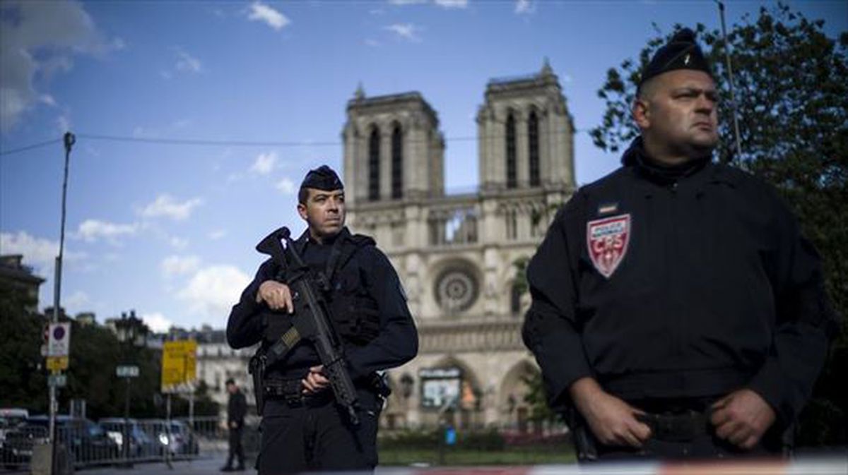 Dos policías custodian los alrededores de la catedral. Foto: EFE