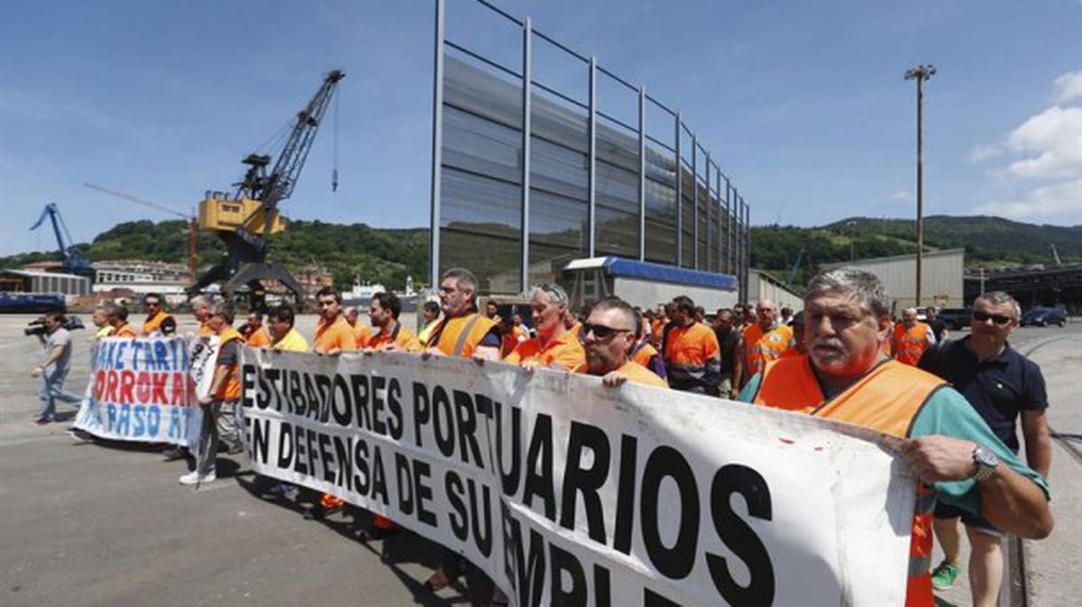 Estibadores del puerto de Pasaia durante la huelga de hoy. Foto: Efe