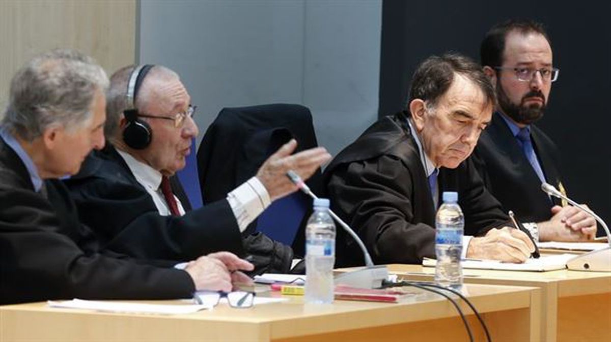 Los abogados Miguel Castells e Iñigo Iruin durante el juicio. Foto: EFE