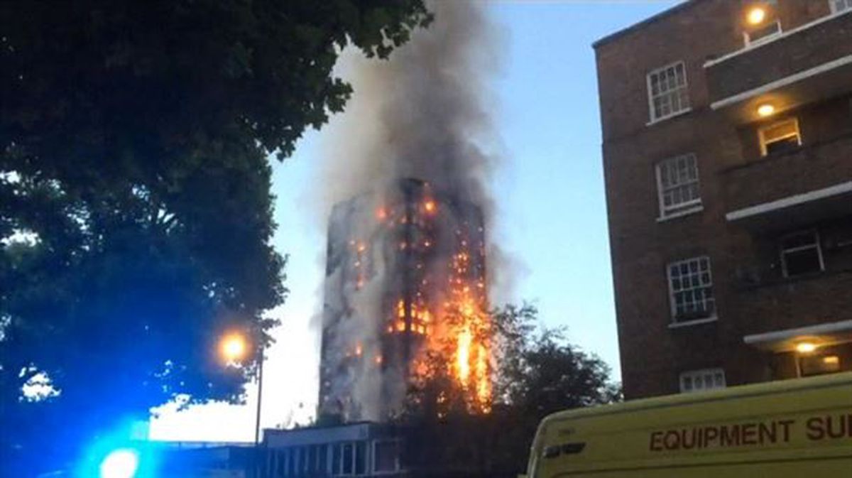Al menos 12 muertos en un incendio de un edificio de 24 pisos en Londres