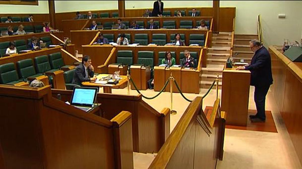 Urkullu y Larrion en el Parlamento Vasco. Foto: Efe