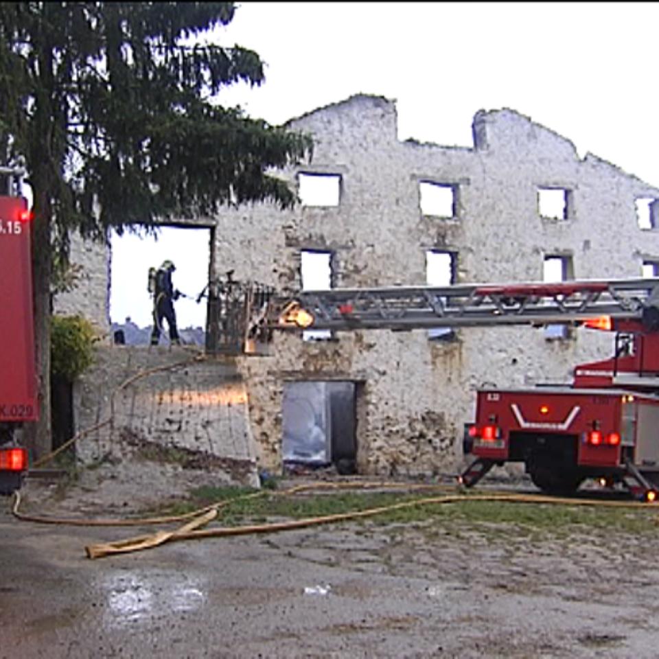 Un incendio sin heridos calcina por completo un caserío en Errezil