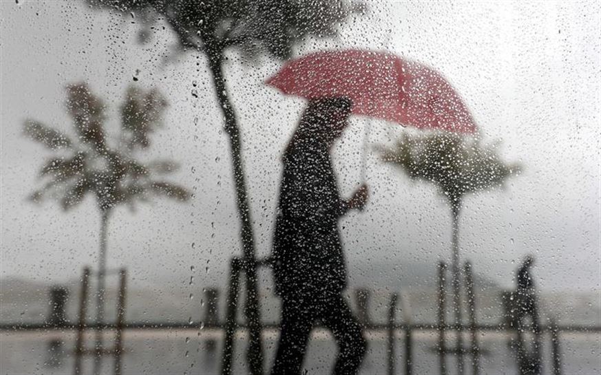 Una mujer camina bajo su paraguas en San Sebastián. Foto: EFE