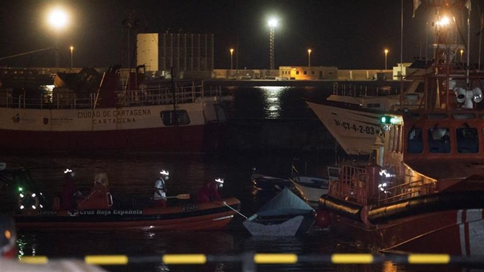 Imagen de la llegada de la patera el puerto de Cartagena. EFE