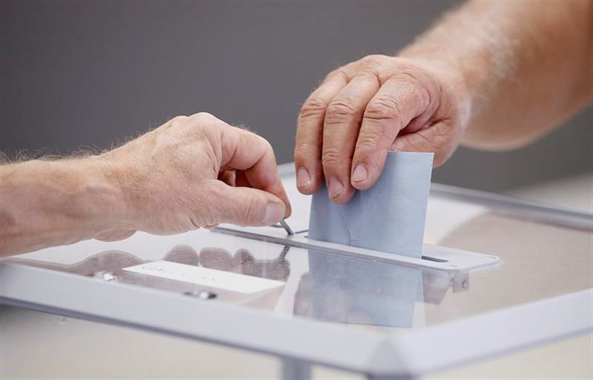 Una persona se dispone a depositar su voto en la segunda vuelta. Foto: EFE