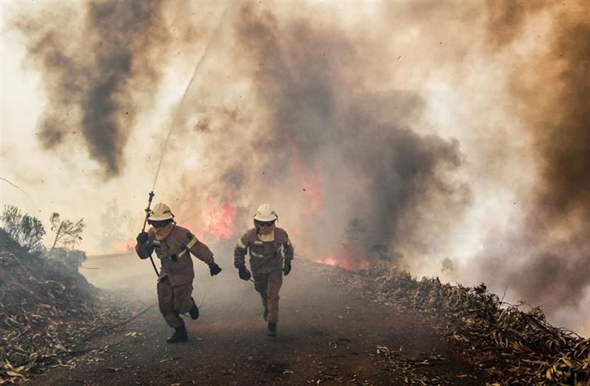 Bomberos combatiendo el fuego en Portugal. Foto de archivo: EFE