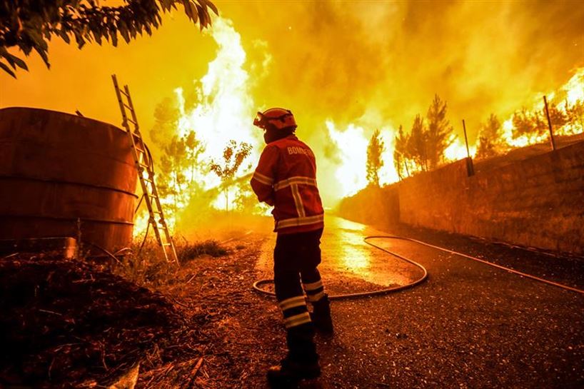 Los bomberos, desbordados, no consiguen controlar el incendio de Portugal