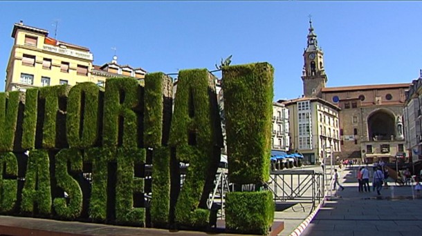Los primeros turistas llegan a Gasteiz para disfrutar de la Semana Santa