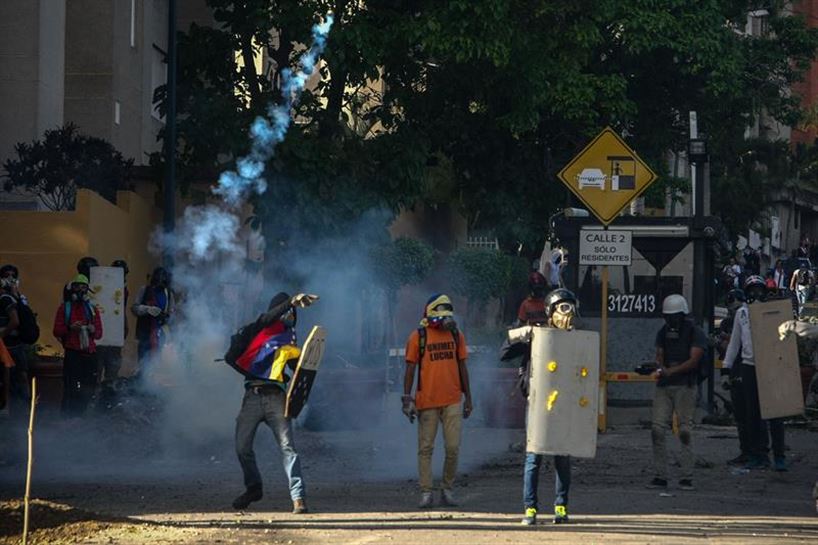 Adingabe bat hil dute tiroz Caracasen manifestazio batean
