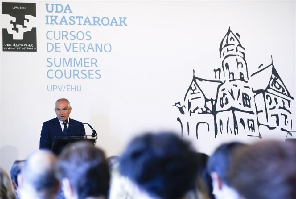 El director de El País, Antonio Caño, durante su charla. Foto: Efe