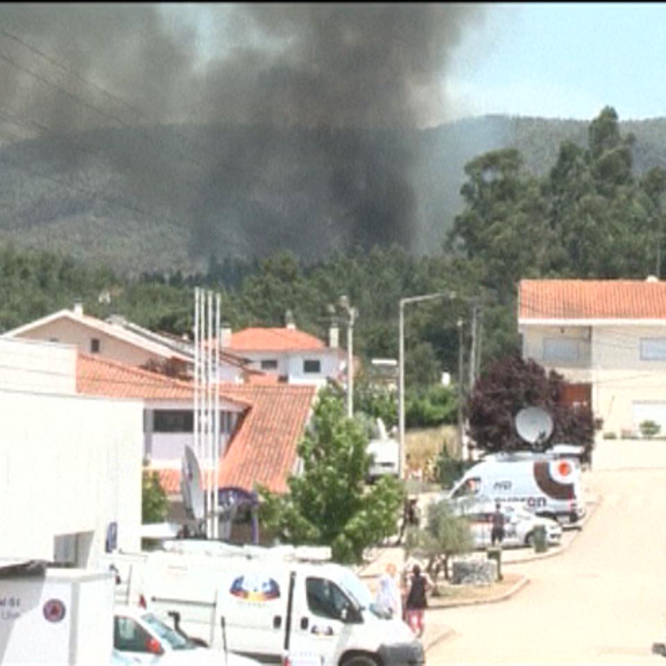 Bomberos combatiendo el fuego en Portugal. Foto de archivo: EFE