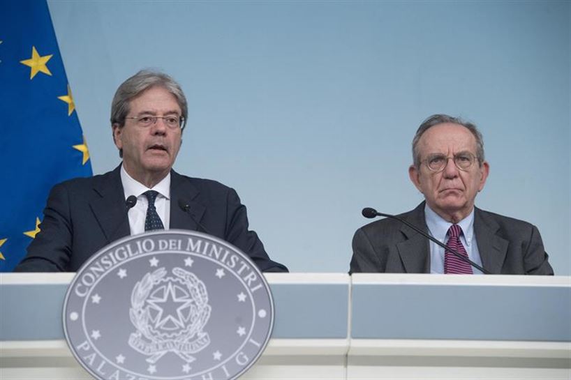 El primer ministro, Paolo Gentiloni junto a Padoan, ministro de Economía. Foto. EFE
