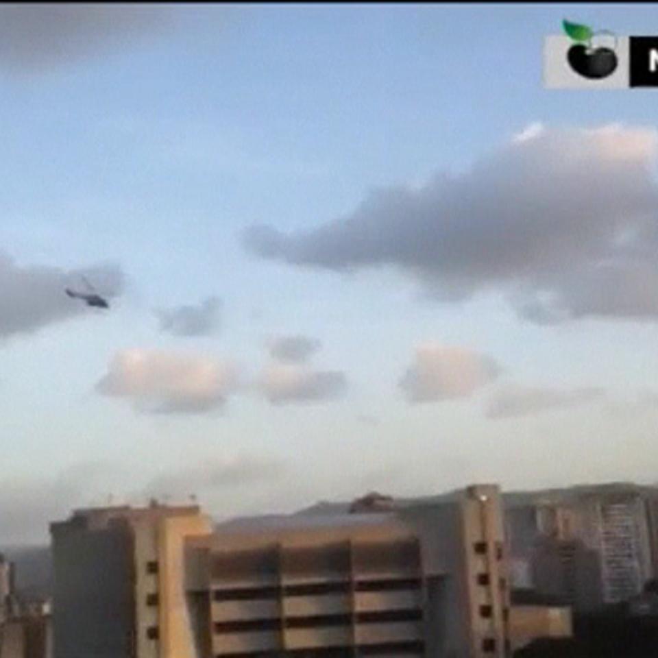 Helikoptero bat ostu eta Venezuelako Gobernuaren eraikinen aurka egin dute
