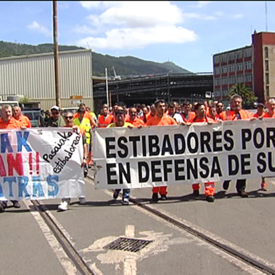 Manifestación durante la huelga de los estibadores de Bilbao. Foto de archivo: EFE