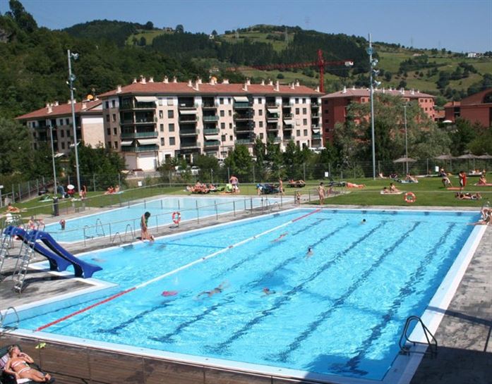 Imagen de las piscinas exteriores del polideportivo de Usabal. Foto: Ayuntamiento de Tolosa