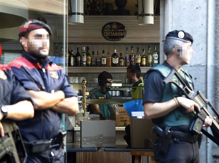 Mossos d'Esquadra y Guardia Civil, hoy, en Barcelona. Foto: EFE