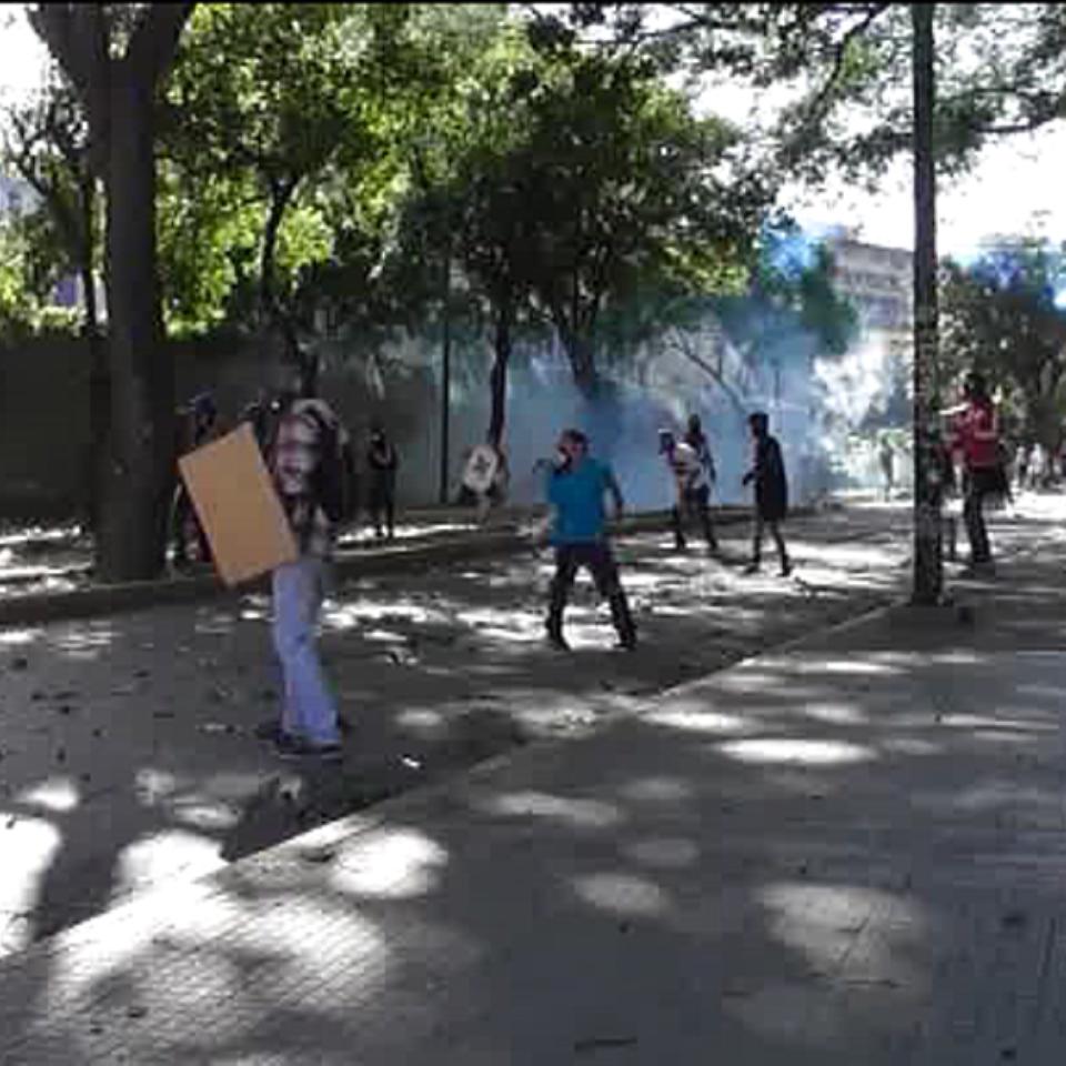 Gazte bat atzo, Poliziari aurre egiten, Caracasen. Argazkia: EFE