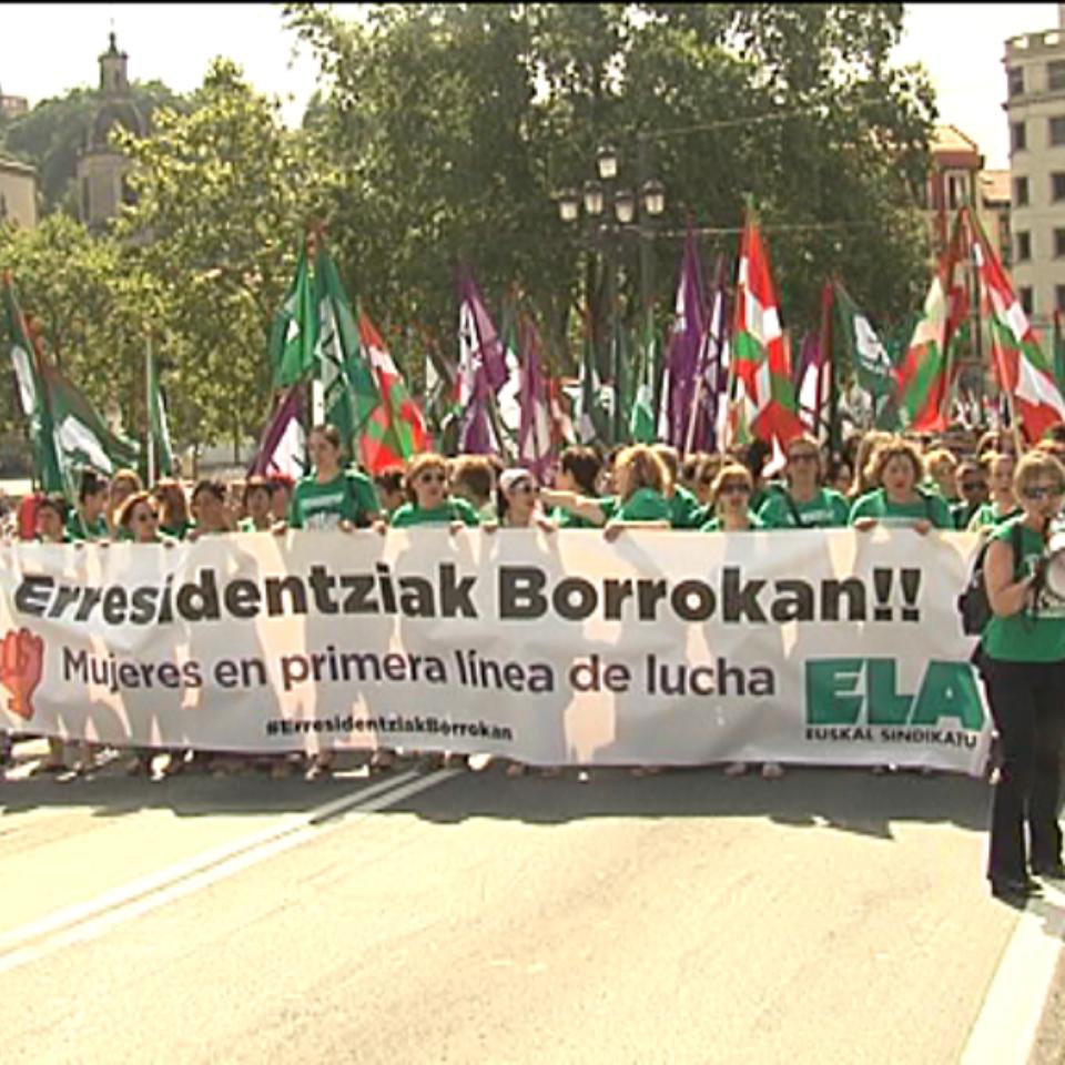 Una protesta de las trabajadoras de las residencias de Bizkaia. Foto: EFE
