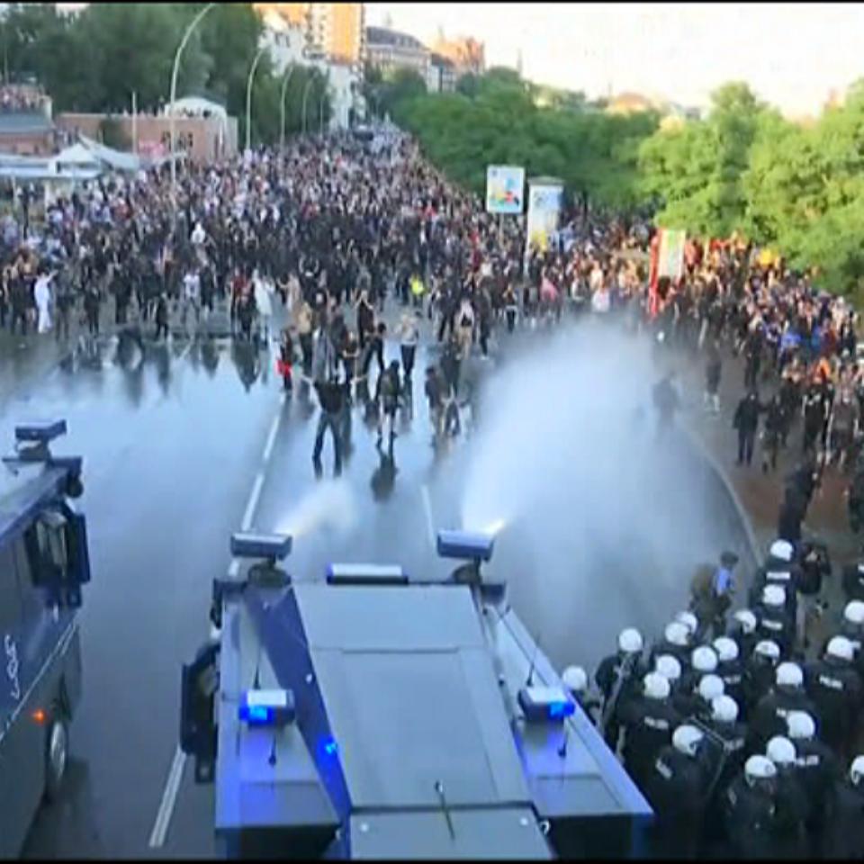 Poliziaren eta manifestarien arteko istilu larriak izan dira Hanburgon