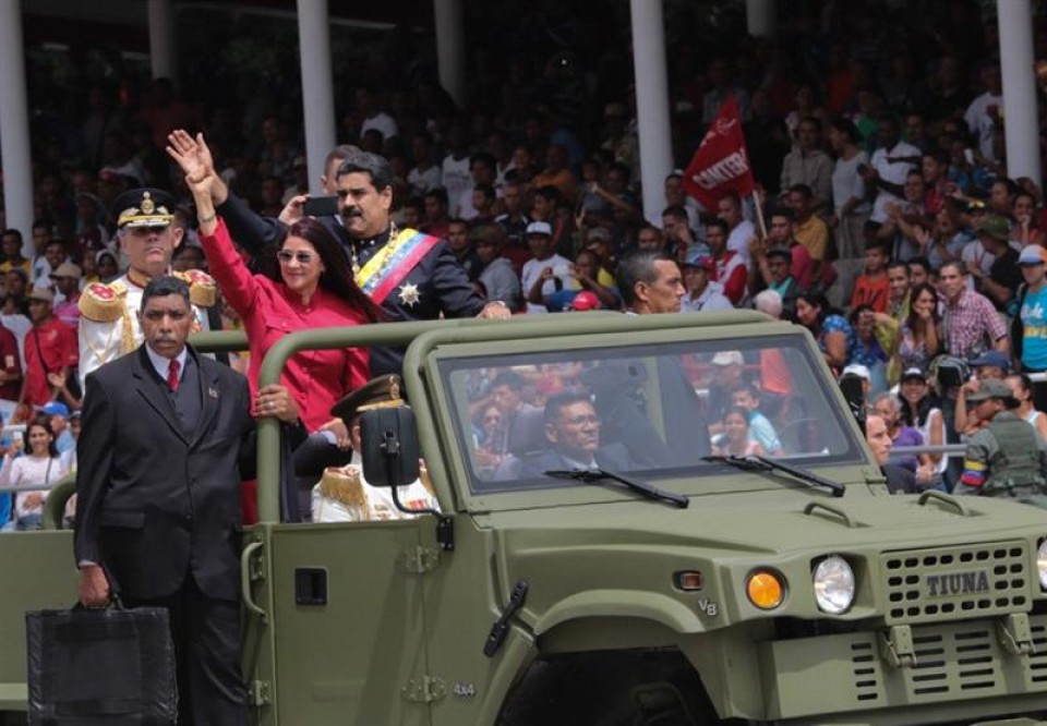Maduro, jendetzaren aurrean. Argazkia: Efe