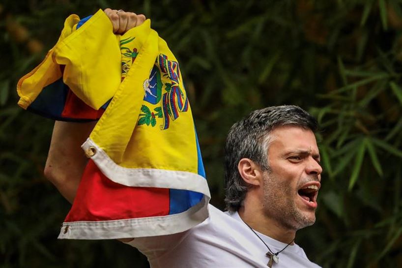Leopoldo López, cuando ha salido a saludar a sus simpatizantes. Foto: EFE