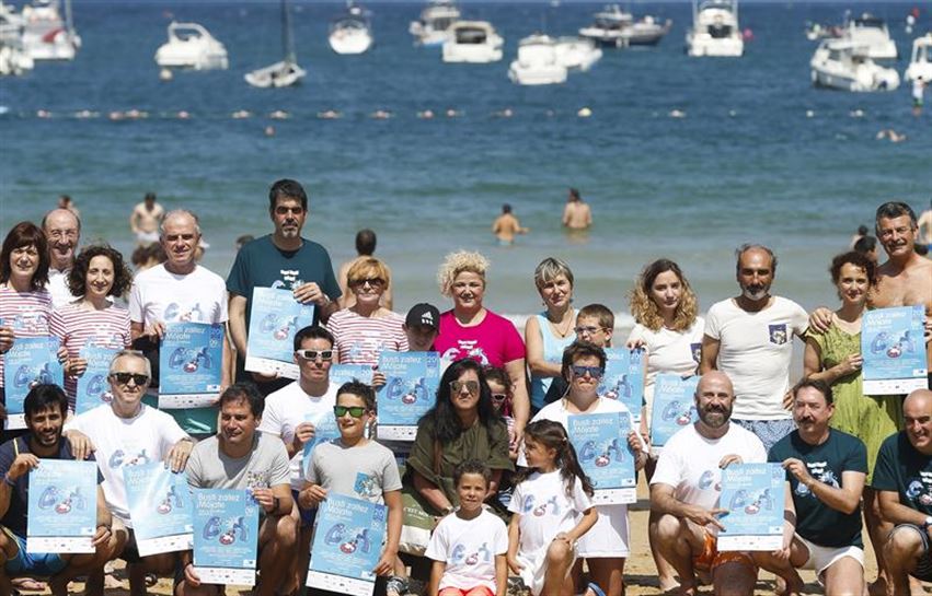 Imagen del chapuzón solidario en la playa de La Concha en Donostia. Foto: EFE