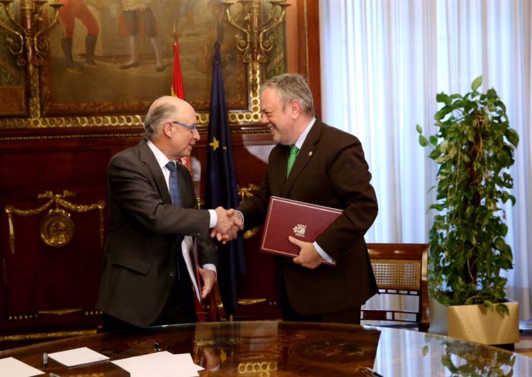 Pedro Azpiazu y Cristobal Montoro tras la firma del acuerdo. Foto: Gobierno Vasco