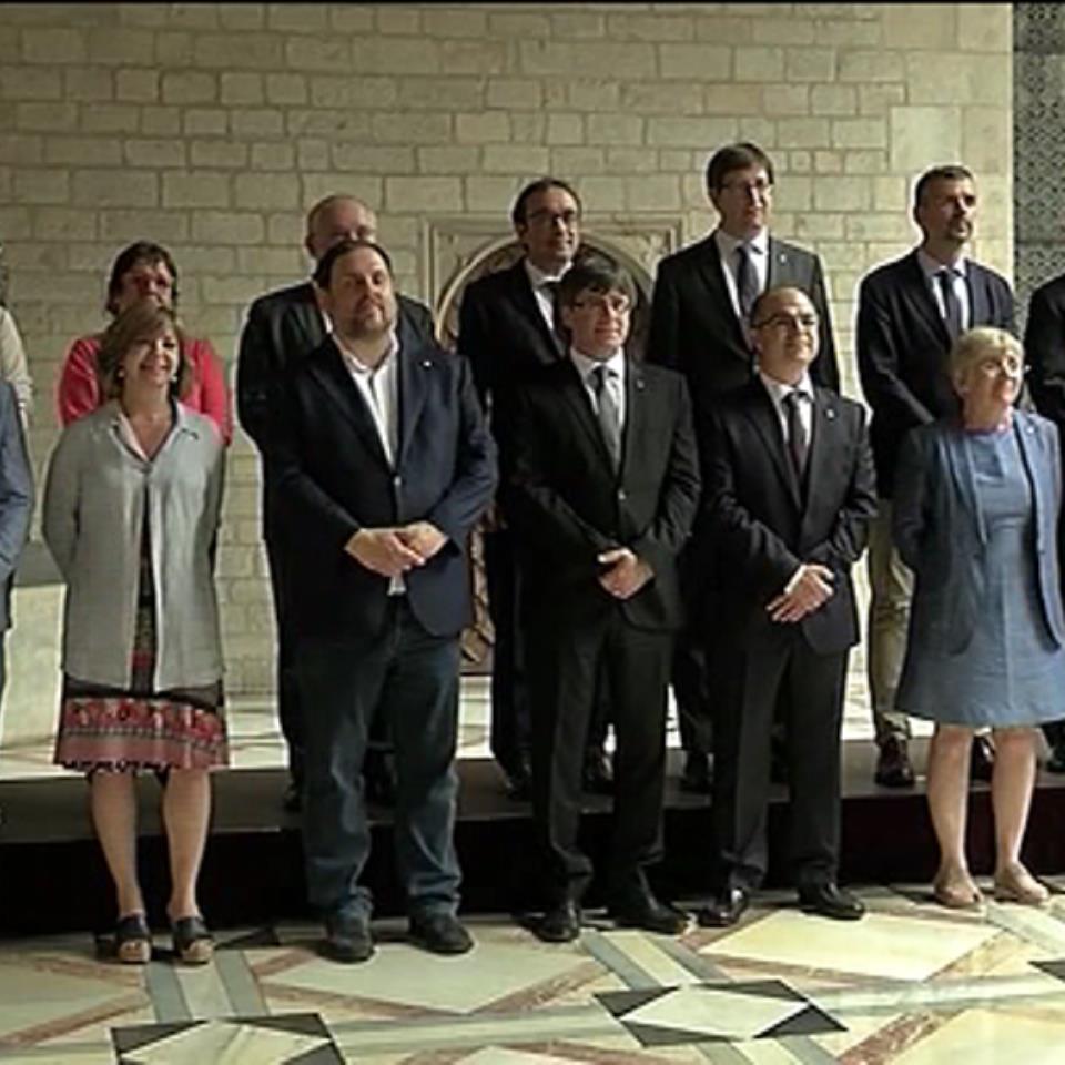 El nuevo Govern de Cataluña, al completo. (Foto: EFE)