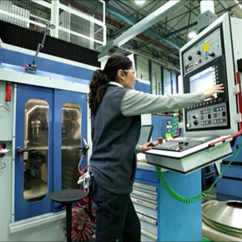 Una trabajadora opera en una máquina. Imagen de archivo: EiTB