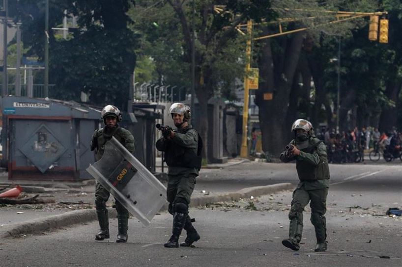 Poliziak, Caracasen izan den manifestazioetako batean. Argazkia: EFE