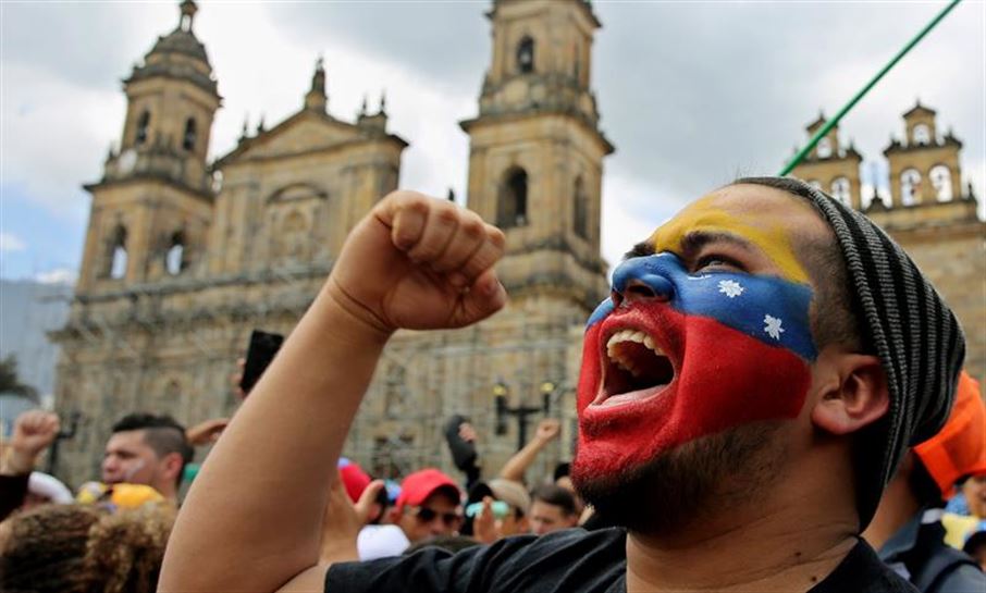 Un venezolano grita durante la consulta popular del 16 de julio. Foto: EFE