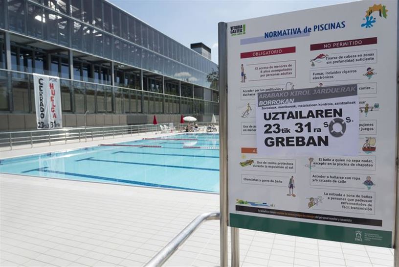 Cerradas por huelga piscinas de Vitoria a las que acuden miles de personas. Foto: EFE