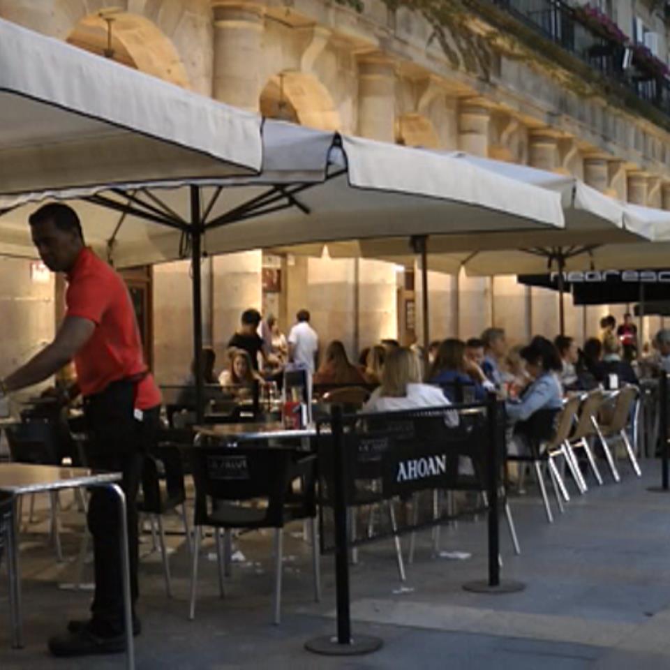 Un camarero atiende a los clientes en la Plaza Nueva de Bilbao. 
