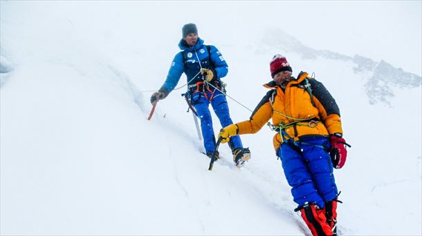 Iñurrategi acompaña a Annovazzi en el descenso. Foto: @WOPeak