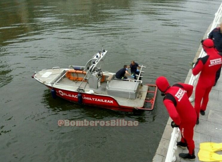 Efectivos de Bomberos de Bilbao realizando labores de rescate del cadáver. Foto: @BomberosBilbao