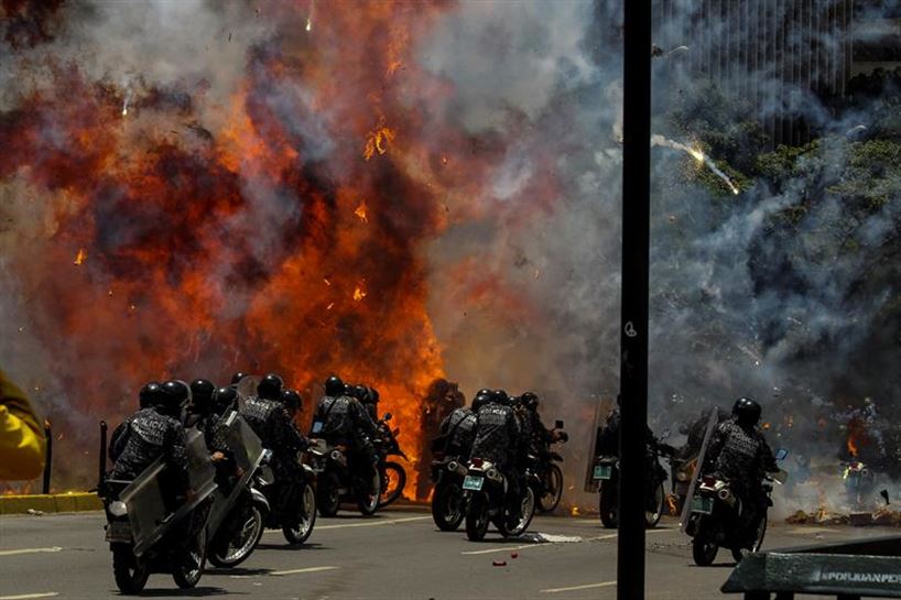 Polizia talde baten aurka egindako erasoa, atzo, Caracasen. Argazkia: EFE