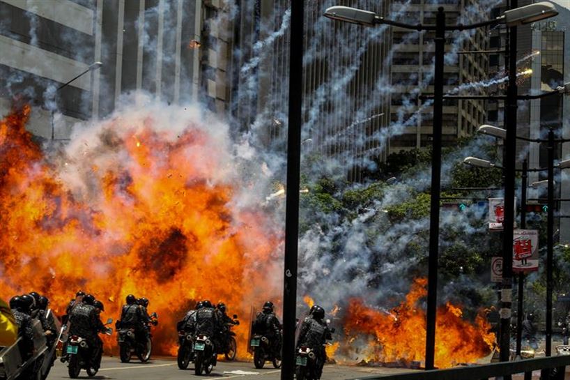 Bomba explota al paso de un grupo de policías en Caracas. Foto: EFE