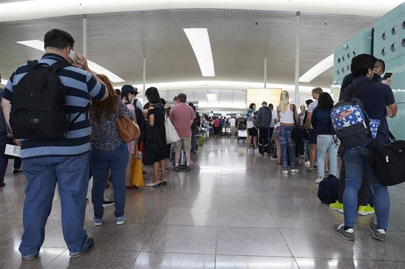 Colas en el aeropuerto de Barcelona. Foto: Efe