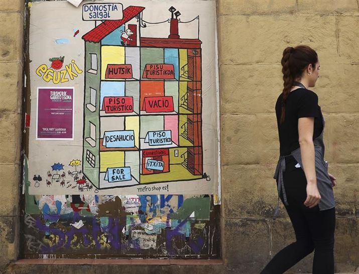 Cartel en Donostia contra los pisos turísticos. Foto: EFE