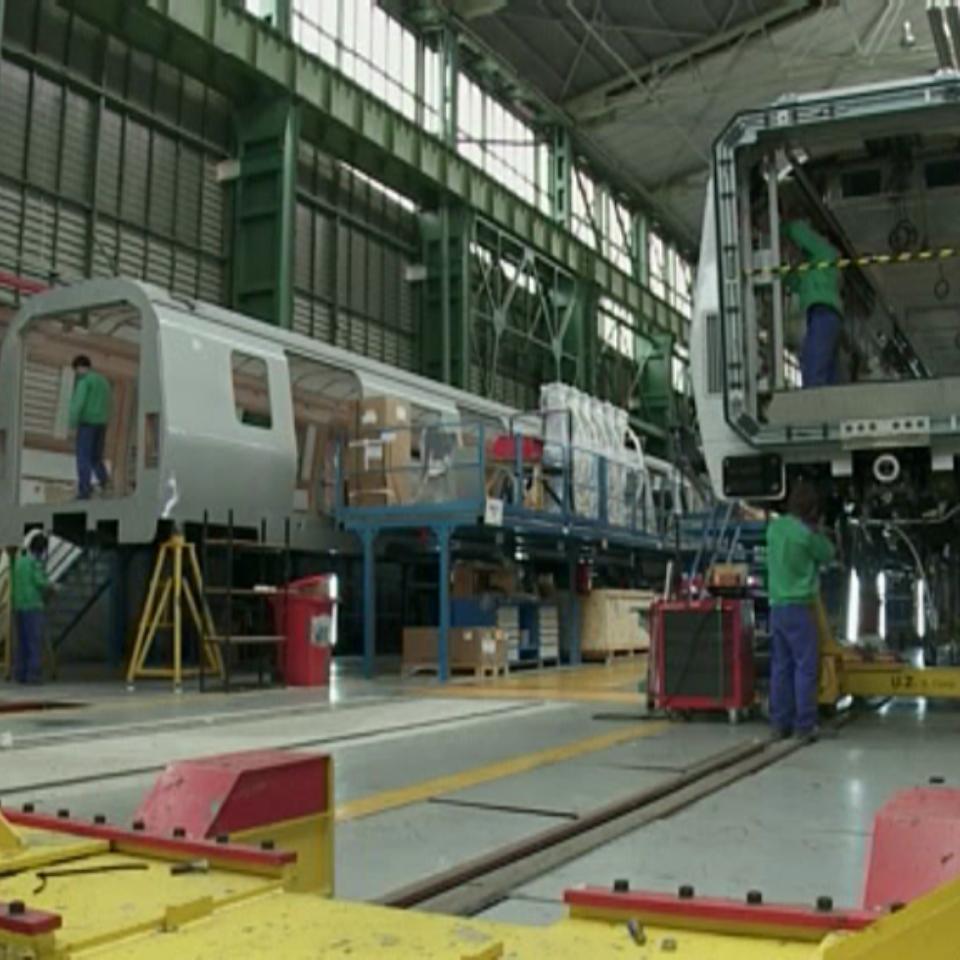 Trabajadores fabrican vagones ferroviarios.
