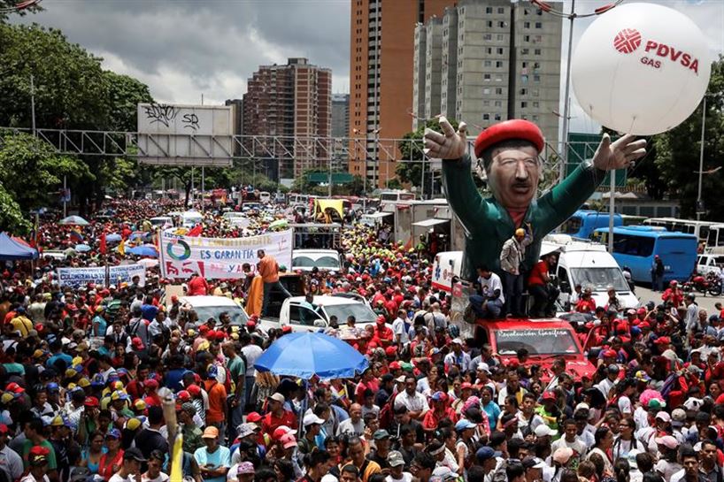 Milaka chavista bildu dira Caracas hirian, Parlamenturako bidean. Argazkia: EFE