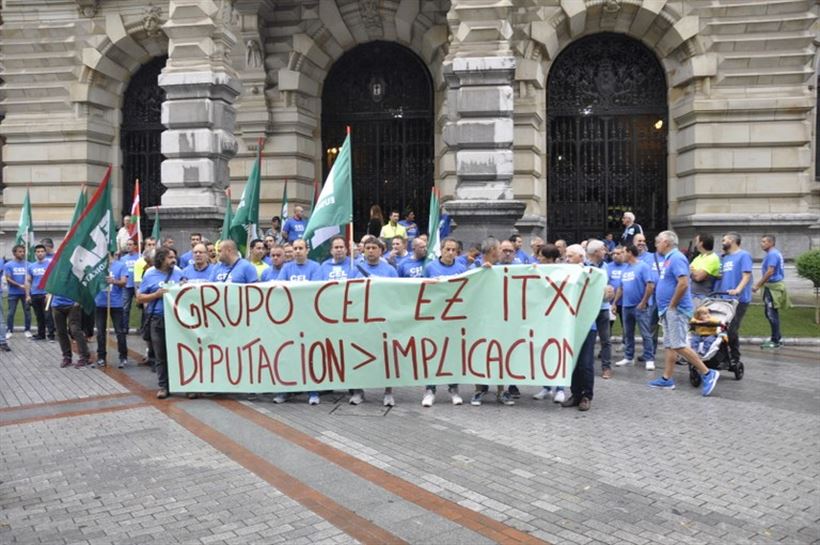 Concentración de trabajadores de CEL ante la Diputación de Bizkaia en Bilbao.