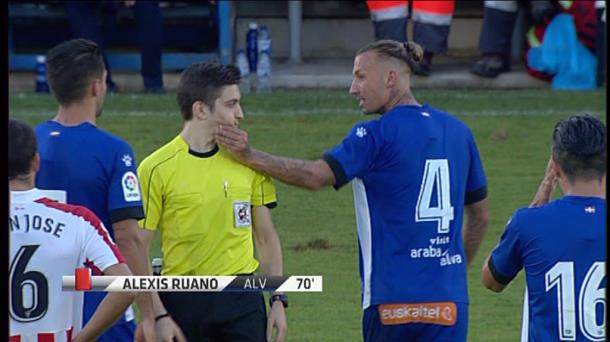 El gesto de Alexis Ruano con el árbitro de la Euskal Kopa. Foto: EiTB.