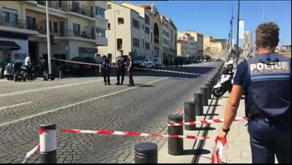 Auto batek bi autobus-geltokiren aurka jo eta oinezko bat hil du Marseillan