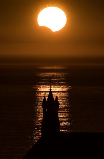 El eclipse, en Francia. Foto: EFE