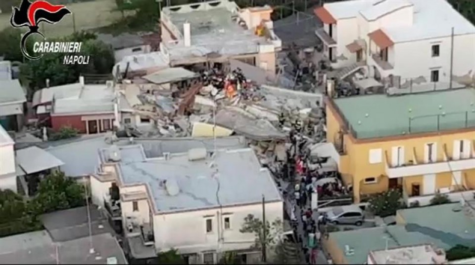 Imagen de uno de los edificios dañados en el terremoto. Foto: EFE.